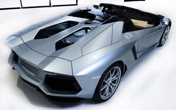 2013-Lamborghini-Aventador-LP-700-4-Roadster-rear-three-quarter-21-1024x640.jpg