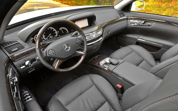 2013-Mercedes-Benz-S-Class-interior.jpg