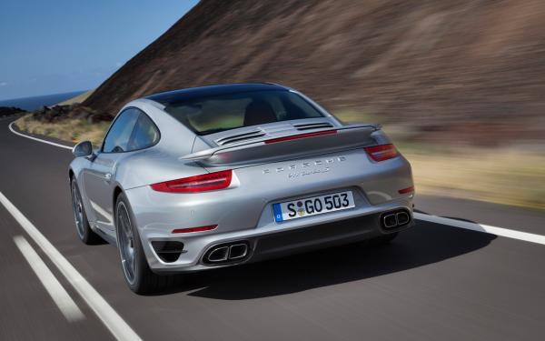 2014-Porsche-911-Turbo-S-rear-end-in-motion.jpg